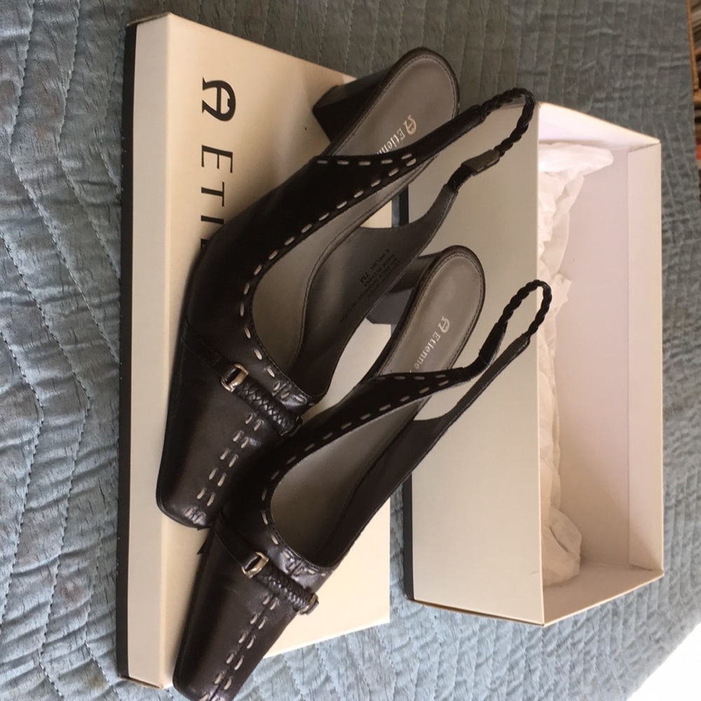 Black pumps